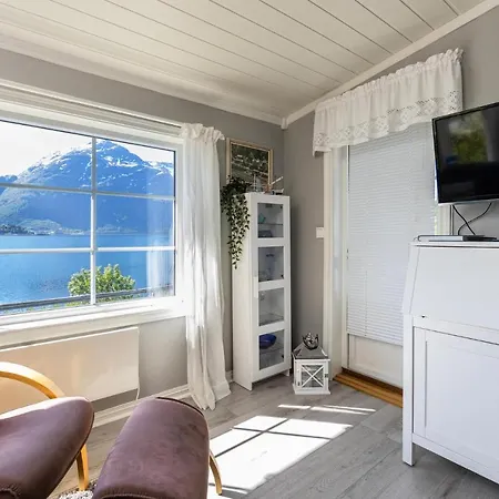 Dom wakacyjny 2 Bedroom Awesome In